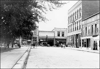 Lincoln Ave, west of the plaza circa 1918. Image courtesy of Razatos Family Archive.
